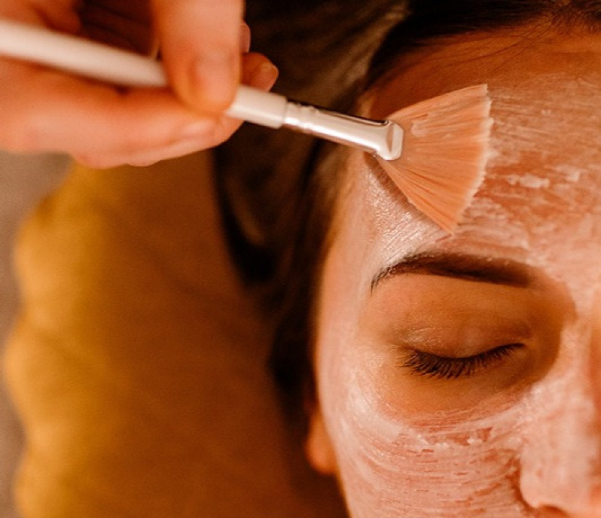 Application d’un masque au pinceau, soin éclat